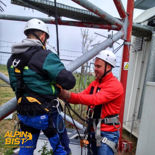 Montaje de suporți antene cu alpiniști utilitari