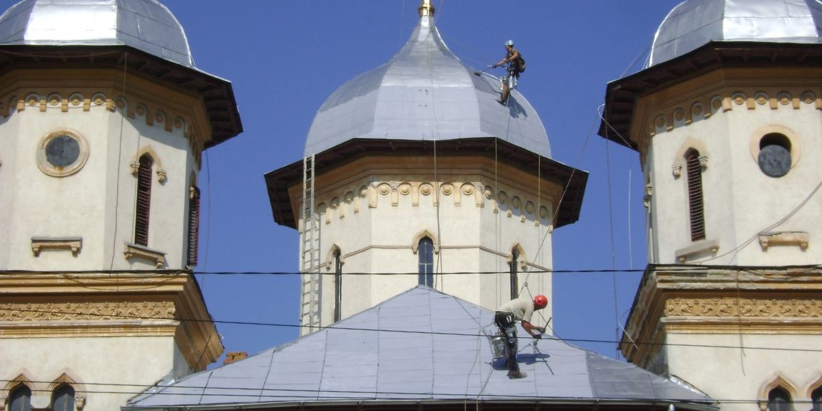 Îndepărtare rugină și revopsire turn biserică cătina – proiect alpinbist